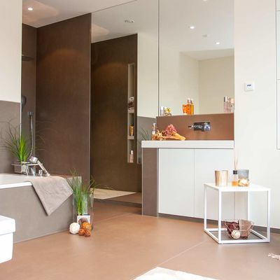 Modernes Badezimmer mit großformatigen grauen Bodenfliesen und begehbarer Dusche