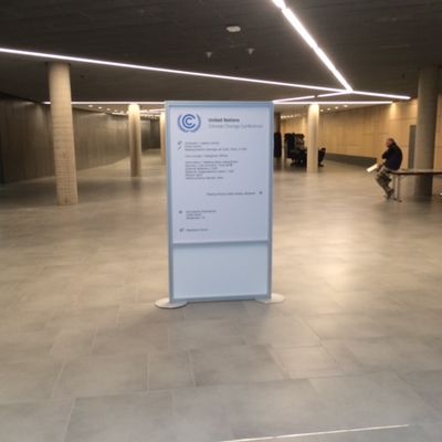 Großformatige Fliesenflächen im Innenbereich des World Conference Center Bonn