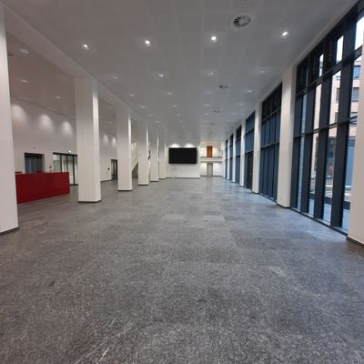 Boden- und Wandflächen mit großformatigen Fliesen im Atrium des Kreishauses Bergheim