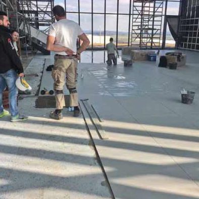 Bodenarbeiten: Auf dem Boden wird ein Estrich oder eine Industriebeschichtung aufgetragen.