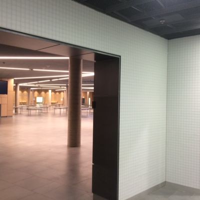 Großformatige Fliesenflächen im Innenbereich des World Conference Center Bonn