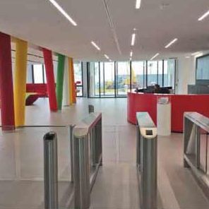 Eingangsbereich mit Sicherheitsschleusen der Haribo-Unternehmenszentrale in Grafschaft.