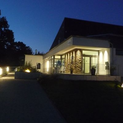 Schwimmbadbereich mit großformatigen Fliesen im Hallenbad Emmelshausen