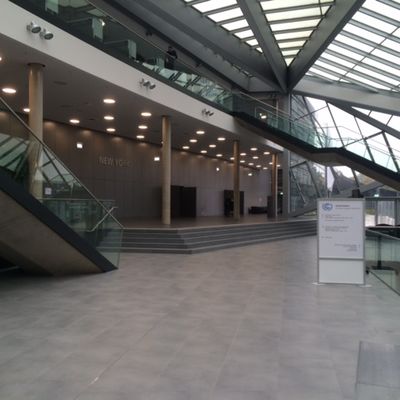 Großformatige Fliesenflächen im Innenbereich des World Conference Center Bonn