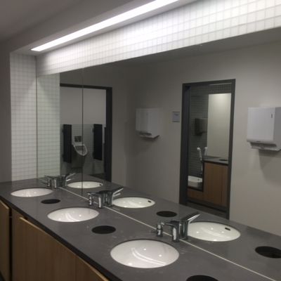 Großformatige Fliesenflächen im Innenbereich des World Conference Center Bonn