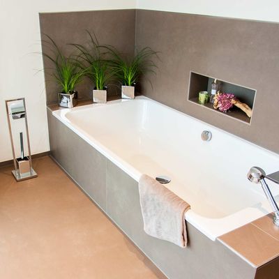 Badezimmer mit Holzoptik-Fliesen und freistehender Badewanne