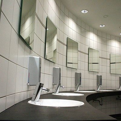 Großformatige Fliesen im Gebäude oder Besucherbereich des Nürburgrings