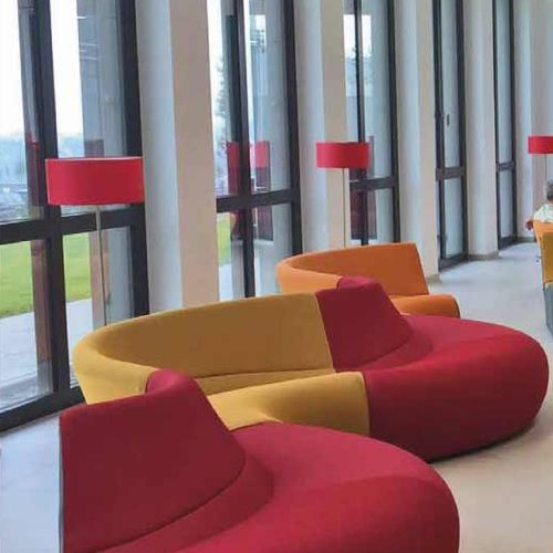 Großformatige Feinsteinzeugfliesen in einem neutralen, hellen Hellgrau oder Greige. Die matte Oberfläche verhindert starke Reflexionen und wirkt edel.