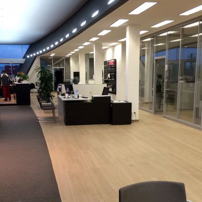 Großformatige Bodenfliesen im Ausstellungsbereich des Audi Autohauses in Mayen