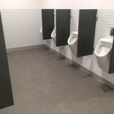 Großformatige Fliesenflächen im Innenbereich des World Conference Center Bonn